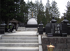 高野山 奥の院「佛舎利宝塔　永代供養墓」(和歌山県北部)